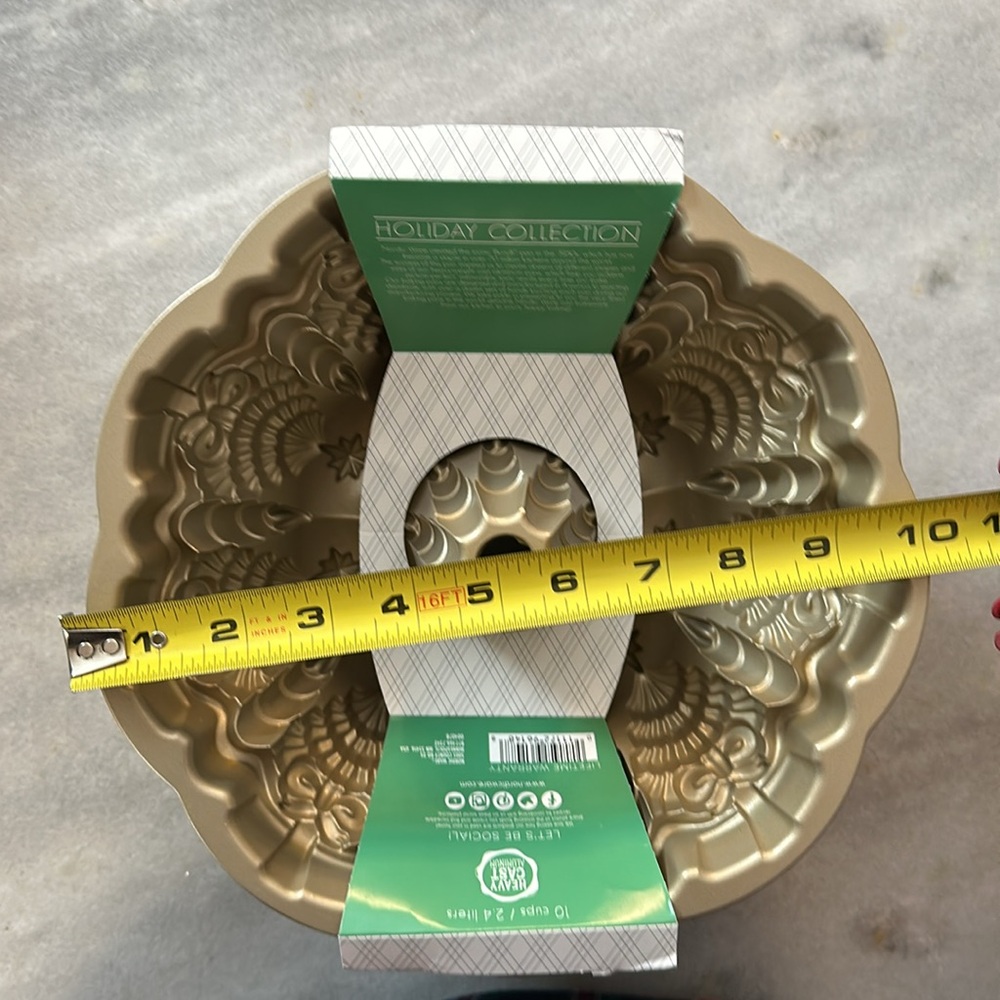 Beautiful Nordic Ware gold Very Merry Bundt baking pan! - Picture 4 of 4